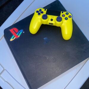 Sony PlayStation 4 Slim with Yellow Controller+GTA 5